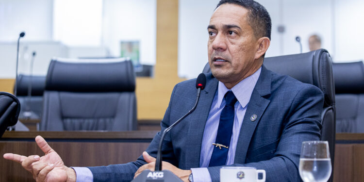 Eyder Brasil garante por lei espaço para artistas rondonienses nas rádios e nos palcos