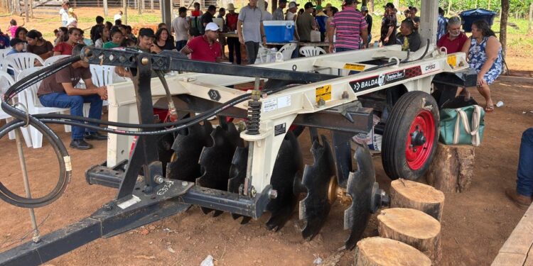 Alan Queiroz destina equipamentos agrícolas para fortalecer produção rural em Nova União