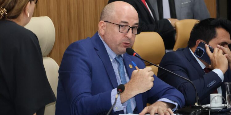 Segurança no trânsito: Gedeão Negreiros solicita realocação urgente de parada de ônibus na Avenida Nações Unidas