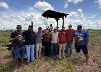 Laerte Gomes destina trator agrícola a associação de pequenos produtores em Seringueiras