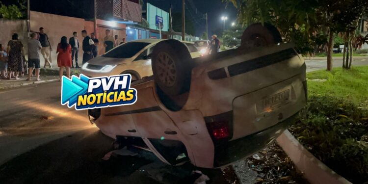 NA ROTATÓRIA: Acidente com capotamento deixa motorista ferido na Rio de Janeiro