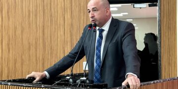 Saúde pública em alerta: Gedeão Negreiros cobra limpeza urgente de vala no Bairro São Francisco