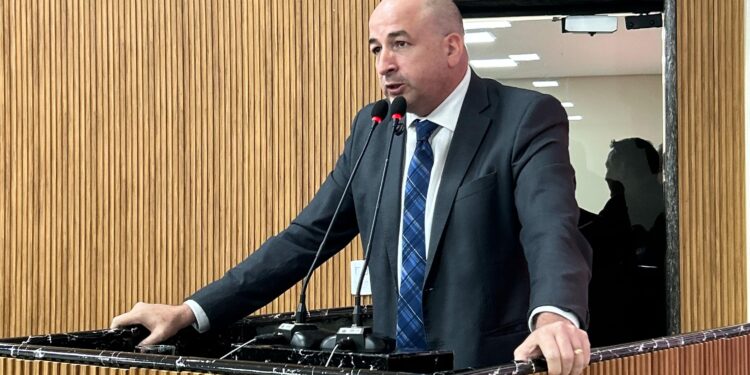 Saúde pública em alerta: Gedeão Negreiros cobra limpeza urgente de vala no Bairro São Francisco