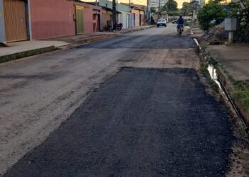 Após solicitação de Pedro Geovar, Rua Luiz de Camões recebe serviço de tapa-buraco