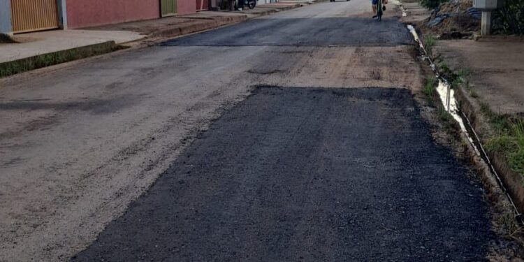 Após solicitação de Pedro Geovar, Rua Luiz de Camões recebe serviço de tapa-buraco