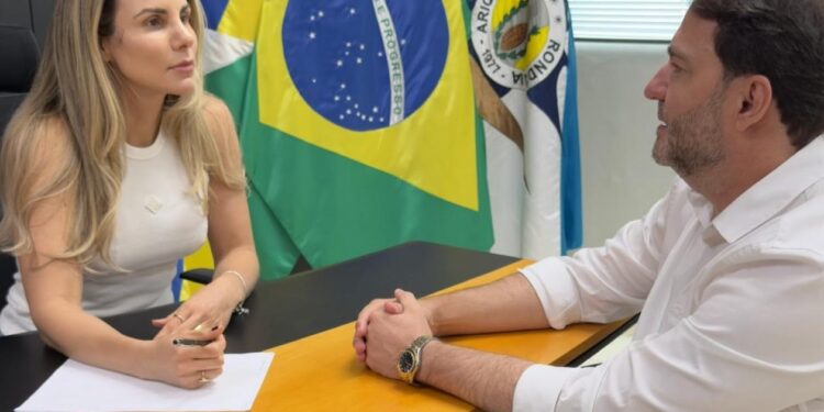 Deputado Alex Redano garante ônibus semileito de R$ 2,6 milhões ao município de Ariquemes