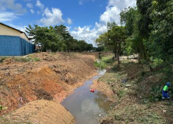 Limpeza de canal no bairro Castanheira é realizada após pedido do vereador Edimilson Dourado