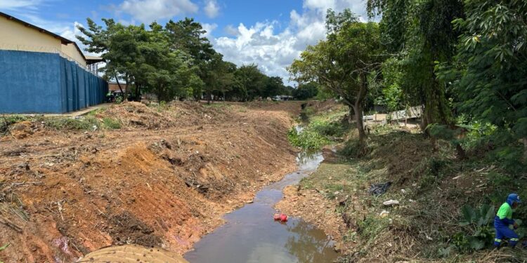 Limpeza de canal no bairro Castanheira é realizada após pedido do vereador Edimilson Dourado