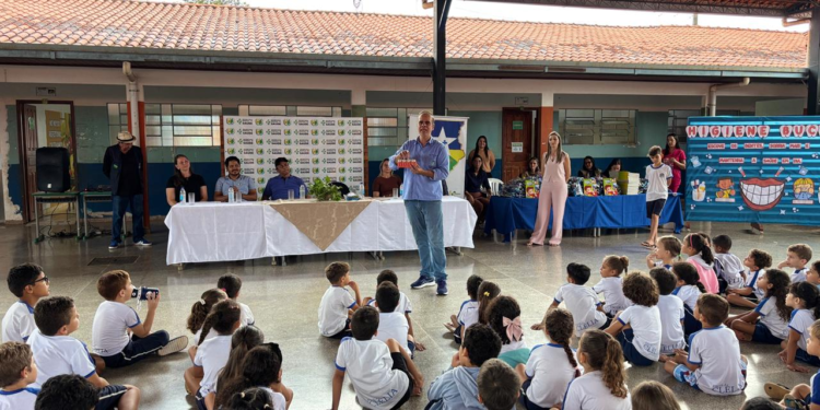 Alan Queiroz destina R$ 400 mil em kits odontológicos para alunos da rede municipal, em Espigão D’Oeste