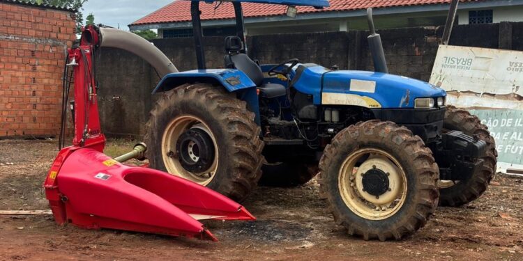 Alan Queiroz destina ensiladeira a produtores rurais em Nova União