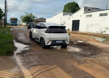 Tapa buracos é realizado em rua na zona sul a pedido do vereador Edimilson Dourado