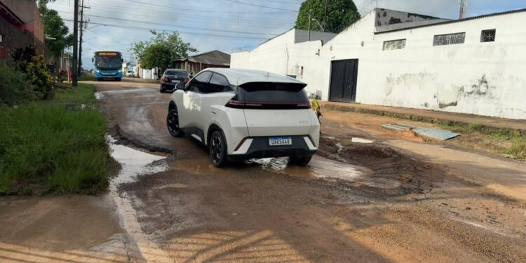 Tapa buracos é realizado em rua na zona sul a pedido do vereador Edimilson Dourado