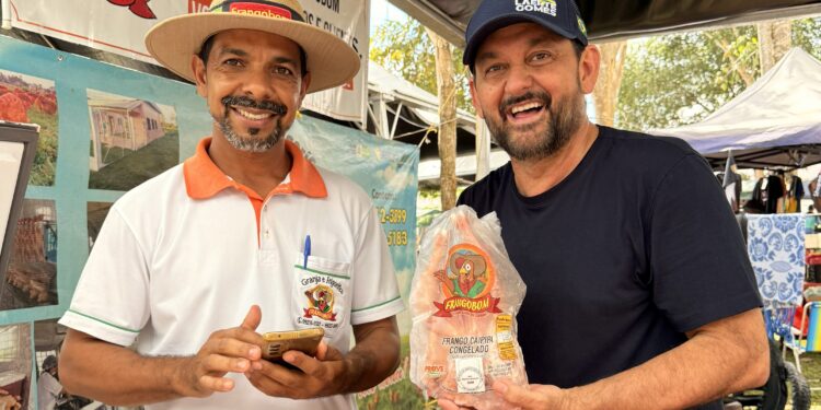 Deputado Laerte Gomes prestigia Feira do Agricultor em Theobroma