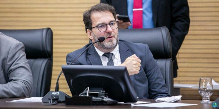 Alex Redano solicita mutirão para emissão da nova identidade em Buritis