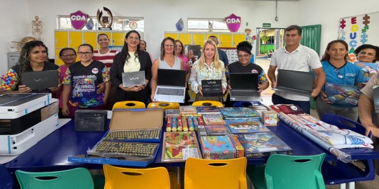 Ieda Chaves fortalece educação em Candeias do Jamari com tablets e materiais didáticos