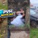 URGENTE: Carro avança cruzamento e atropela genro e sogra em moto no centro; vítima caiu no bueiro