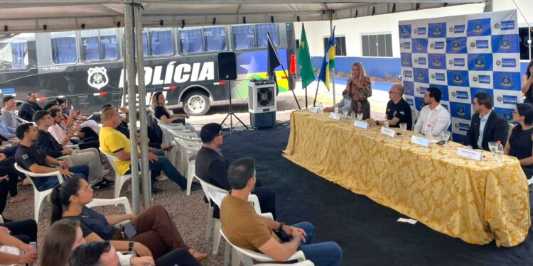 Ieda Chaves acompanha entrega de novo micro-ônibus à Polícia Penal de Rondônia para escoltas