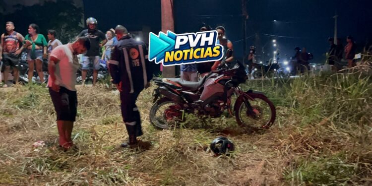 URGENTE: Motociclista fica em estado crítico após bater em poste no Orgulho do Madeira