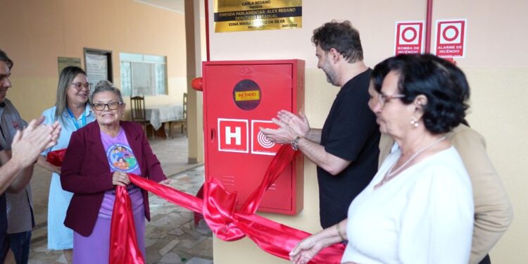 Alex Redano participa da entrega de projeto de segurança na APAE de Ariquemes