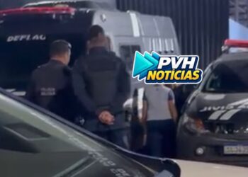 CORRETIVO: Mãe é presa após bater na filha que não quis faltar na escola para cuidar da irmã