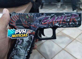 ALERTA: Adolescentes são flagrados com simulacro de pistola em escola na capital