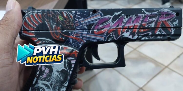 ALERTA: Adolescentes são flagrados com simulacro de pistola em escola na capital