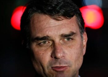 Flávio Bolsonaro admite cobrança a Vorcaro, mas nega crime