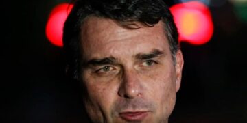 Flávio Bolsonaro admite cobrança a Vorcaro, mas nega crime