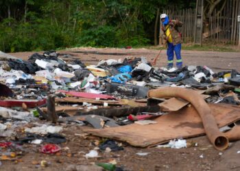 CIDADE LIMPA: Infrator é obrigado a recolher entulho após ser flagrado pela prefeitura