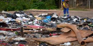 CIDADE LIMPA: Infrator é obrigado a recolher entulho após ser flagrado pela prefeitura