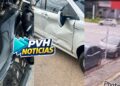 VÍDEO: Piloto e passageiro ficam feridos após moto avançar sinal vermelho e bater em carro