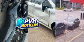 VÍDEO: Piloto e passageiro ficam feridos após moto avançar sinal vermelho e bater em carro
