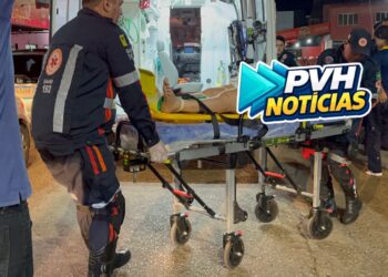 URGENTE: Mulher sofre fratura na perna após moto atingir porta de carro na zona Sul de Porto Velho