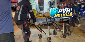 URGENTE: Mulher sofre fratura na perna após moto atingir porta de carro na zona Sul de Porto Velho