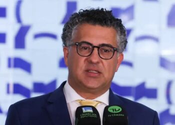 Parecer da 6×1 é adiado em meio à pressão para transição de 10 anos