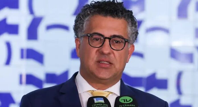 Parecer da 6×1 é adiado em meio à pressão para transição de 10 anos