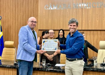Reconhecimento: Gedeão Negreiros entrega Título de Cidadão Honorário a Éder Júlio Rocha de Almeida