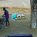 VÍDEO: Ladrão é filmado furtando bicicleta em frente de residência na zona leste