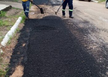 Após pedido de Edimilson Dourado, SEINFRA inicia tapa-buraco na Rua do Sol