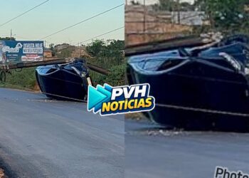 URGENTE: Motorista de Fusion foge correndo depois de capotar e derrubar poste na zona sul