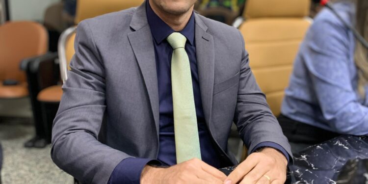Pedro Geovar cobra providências e Prefeitura realiza limpeza em trecho da Avenida Calama