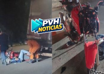 PERDEU CONTROLE: Motociclista bate em traseira de caminhão estacionado e fica gravemente ferido