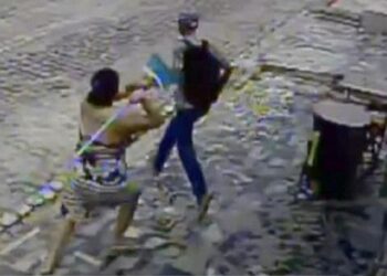 NAS COSTAS: Mulher é acusada de atacar ex-marido com cabo de vassoura durante confusão em residência