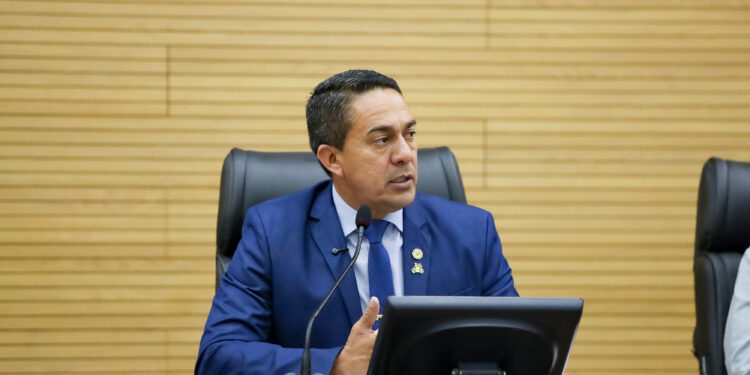 Eyder Brasil apresenta projeto para valorizar servidores da segurança pública que protegem a população fora do serviço