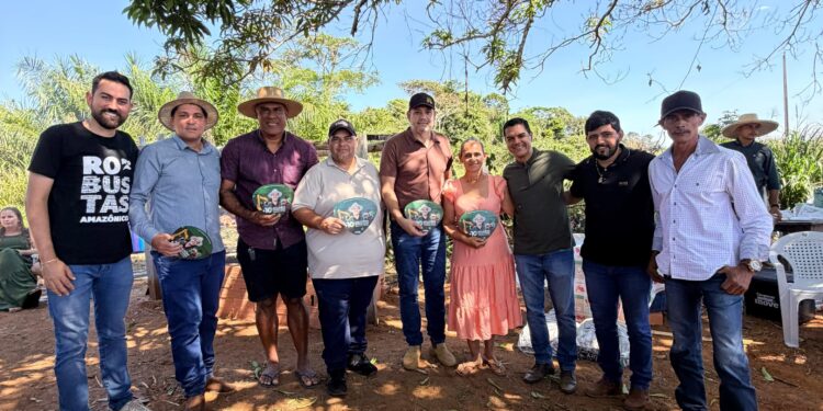 Cássio Gois fortalece o campo e entrega implemento agrícola para produtores rurais de Seringueiras