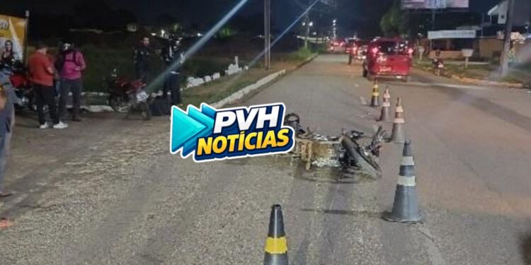NA PINHEIRO: Batida entre motos deixa dois feridos em Porto Velho