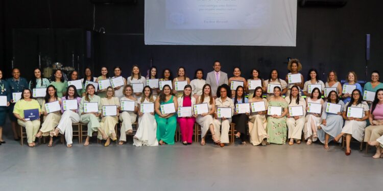 Eyder Brasil homenageia cerca de 50 mulheres em Ji-Paraná em mais uma edição do Projeto Mulheres Relevantes