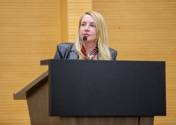 Ieda Chaves obtém aprovação de lei que garante sepultamento de pets em jazigos familiares
