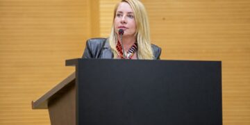 Ieda Chaves obtém aprovação de lei que garante sepultamento de pets em jazigos familiares