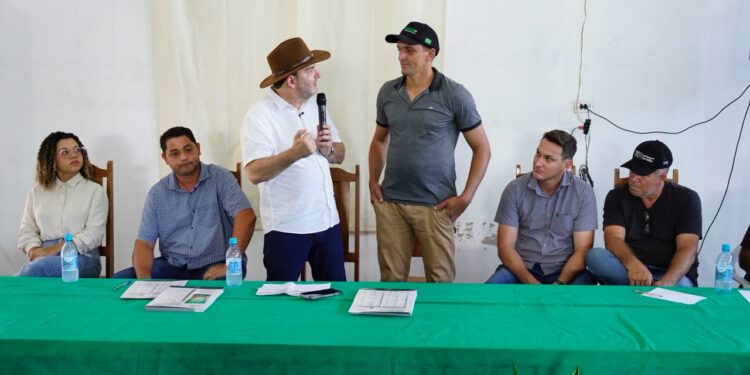 Alex Redano acompanha entrega de condicionadores de solo para 131 produtores rurais em Novo Horizonte d’Oeste